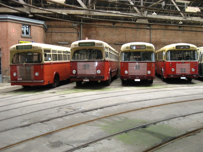 Autobus vicinaux à livrée rouge ayant progressivement remplacés les trams