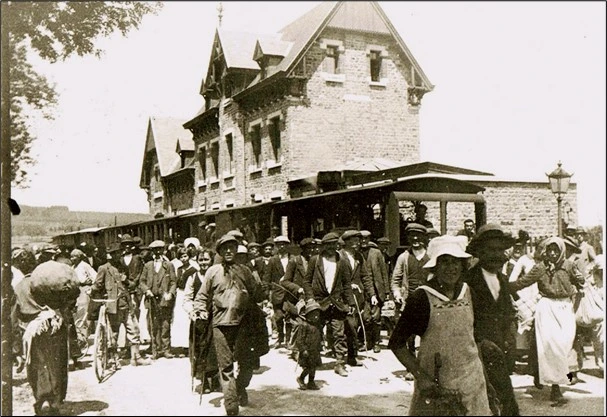 1917, époque de famine : des voyageurs débarquent à Manhay, en quête de ravitaillement